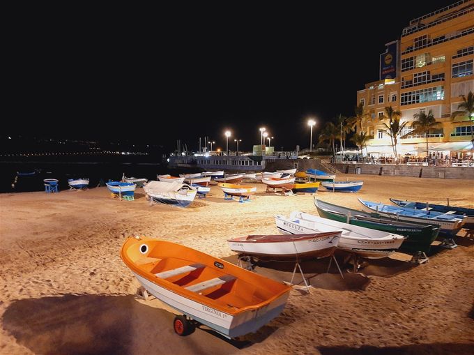 Playa de Las Canteras. Oppe mod Plaza de la Puntilla. Absolut den mest pittoreske del af den enorme bystrand i Las Palmas.