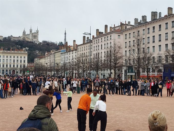 Street Dance på Place Bellecour. Én af de største åbne pladser i Europa. I baggrunden højdedraget Fourviere. Hvor Lyon oprindeligt blev grundlagt af romerne. Og Notre Dame-katedralen samt Lyons metalliske tårn. 