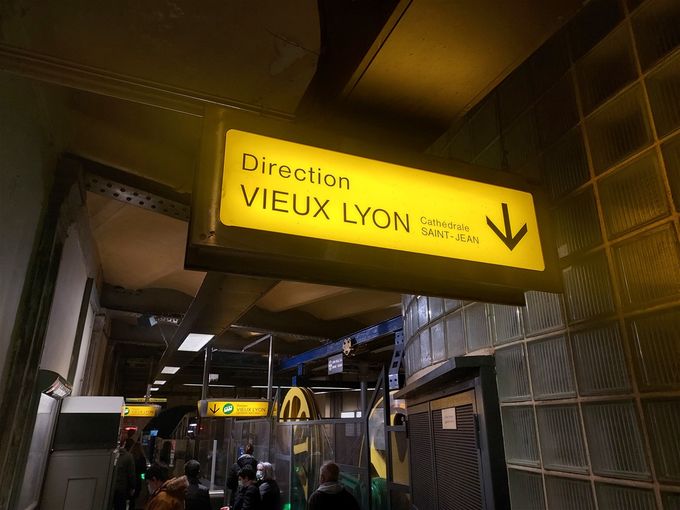 Kabelbanestation i Fouviere-bydelen. Der - som skiltet fortæller - kører ned mod Lyons gamle bydel. 
