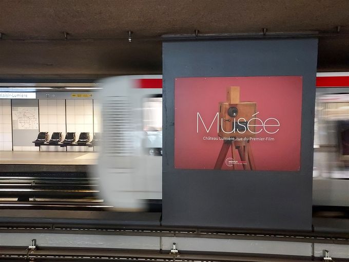 Monplaisir-Lumière metro stationen. Og en reklameplakat for Musée Lumière