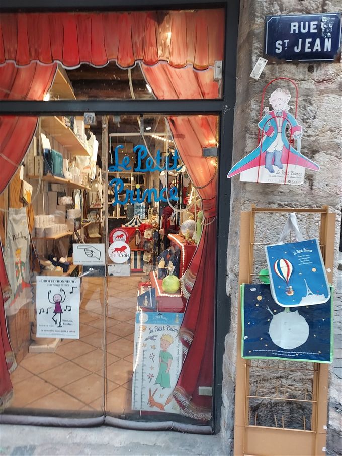 Butikken i Rue St Jean dedikeret til forfatteren Saint-Exuperys elskede figur 