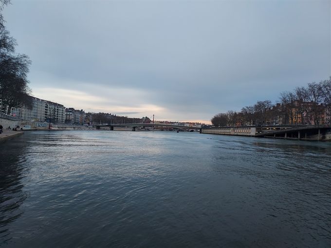 Saône-floden. Den ene af de to floder, der gennemløber Lyon. Bagerst i billedet ses Maréchal-Juin- broen etableret i første halvdel af 1970erne. 