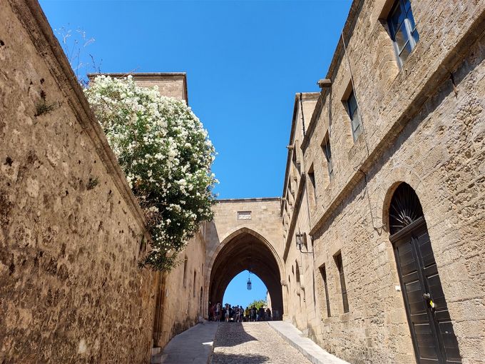 Den smukke Ippoton-gade omkring Stormesterens palads i Rhodos gamle by. Det er italienernes fortjeneste det gamle palads og området omkring det i 1930erne blev restaureret og fremstår som det gør i dag.